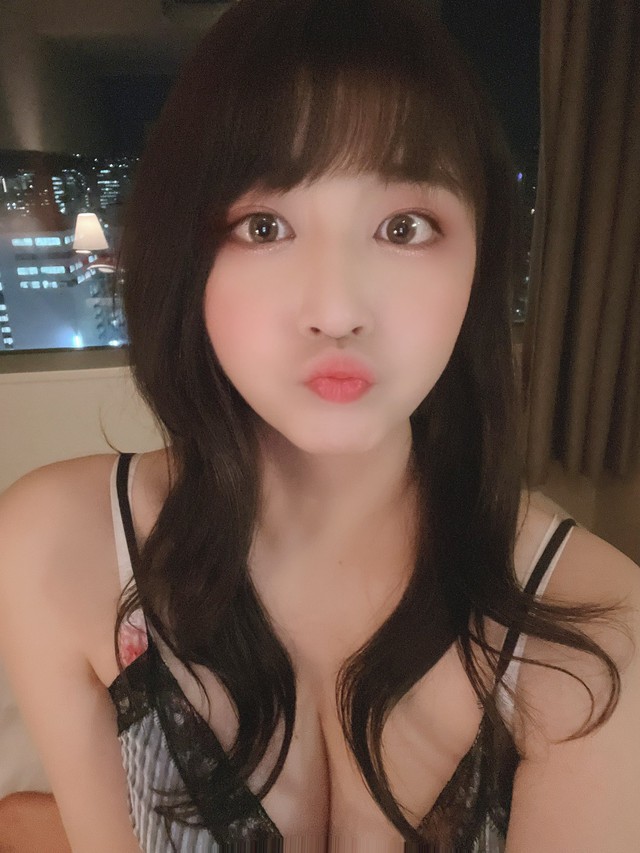 Sở hữu vòng một cả mét, hot girl phim 18+ vừa debut đã lập kỷ lục, chia sẻ thường thả rông vì không tìm được nội y vừa cỡ - Ảnh 2.