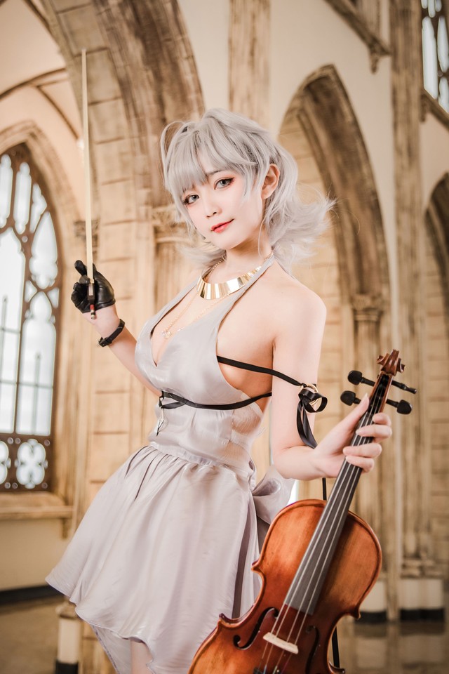 Đắm mình trước bộ cosplay nhân vật Seattle trong tựa game Azur Lane, đã xinh như nàng thơ lại còn biết chơi đàn - Ảnh 3.