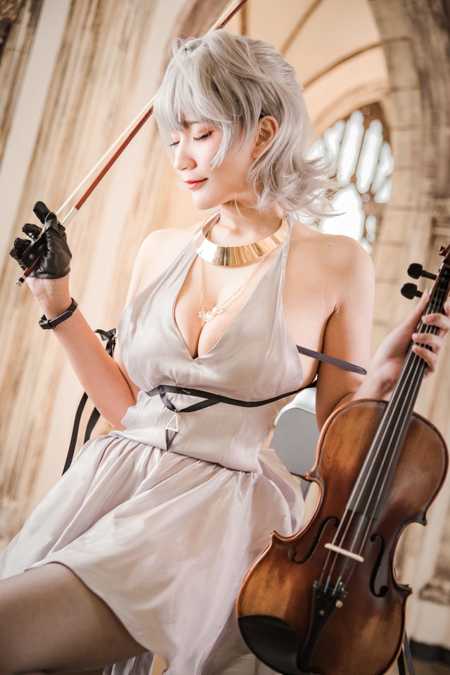 Đắm mình trước bộ cosplay nhân vật Seattle trong tựa game Azur Lane, đã xinh như nàng thơ lại còn biết chơi đàn  - Ảnh 4.