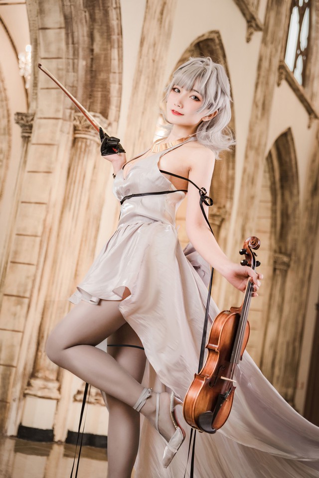 Đắm mình trước bộ cosplay nhân vật Seattle trong tựa game Azur Lane, đã xinh như nàng thơ lại còn biết chơi đàn  - Ảnh 5.