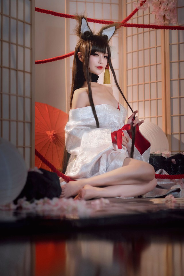 Game thủ ngẩn ngơ ngắm gái xinh cosplay mỹ nữ Akagi lấp ló vòng một trong Azur Lane - Ảnh 13.