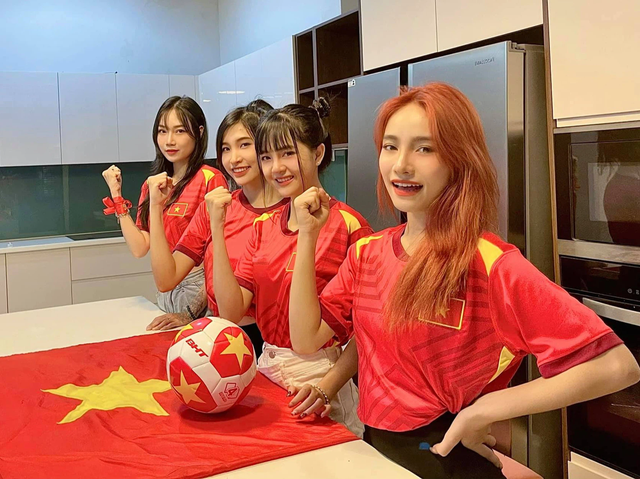 Tuyển nhà chính thức đoạt vé dự vòng loại thứ 3 World Cup 2022, loạt hot girl làng game có hành động “ăn mừng” độc đáo - Ảnh 3.