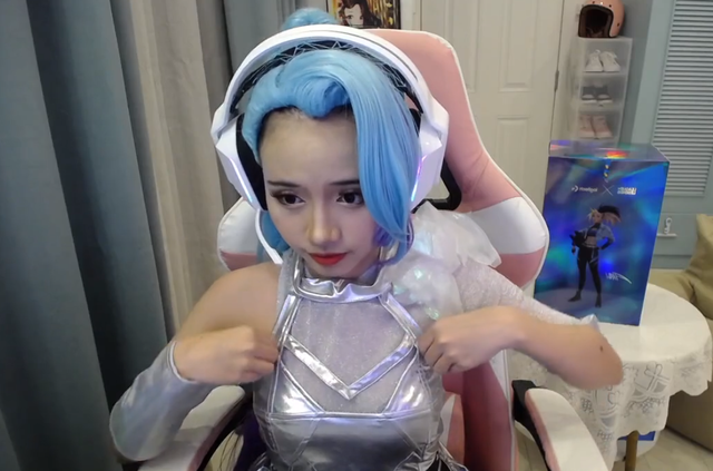 Cosplay Seraphine để livestream, nữ streamer gần nửa triệu lượt follow bị fan “cà khịa”: Hàng fake! - Ảnh 5.