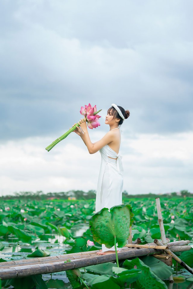 Tạo dáng chụp với sen, cô gái xinh đẹp bất ngờ bị lật thuyền, được CĐM rủ nhau tìm info ráo riết - Ảnh 5.