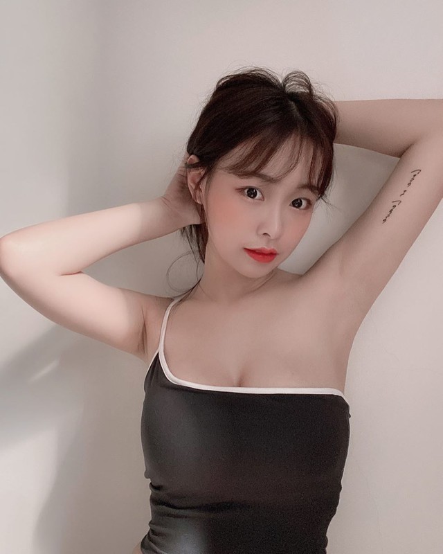 nữ streamer xinh đẹp gây sốc khi vô tình để lộ cảnh tượng 18+ Photo-1-162512940194166621019