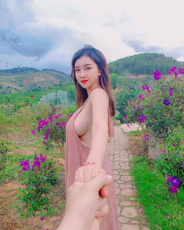 Thả rông vòng một đi thưởng hoa, nàng hot girl Việt bất ngờ được lên báo nước ngoài, dân mạng đổ xô tìm info - Ảnh 1.