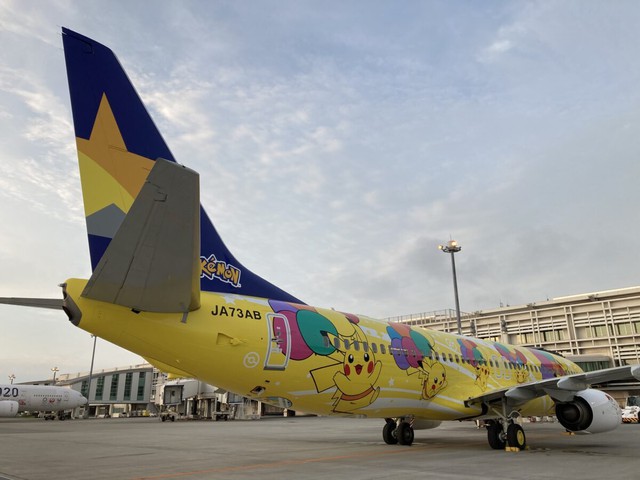 Kỷ niệm 25 năm ngày ra mắt, người Nhật tự làm hẳn phi cơ Pikachu Photo-1-1625217923241844881204