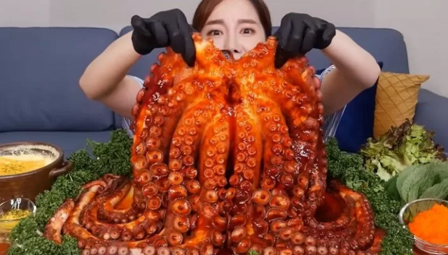 Được fan donate bạch tuộc sống nặng 10kg, nữ YouTuber Mukbang khóc thét, hoảng hồn khi chế biến và thành phẩm sau cùng khiến ai cũng bất ngờ - Ảnh 7.