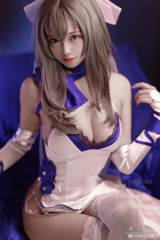 Sướng mắt ngắm mỹ nhân Azur Lane diện áo cắt xẻ tạo dáng khoe đường cong nóng bỏng - Ảnh 1.