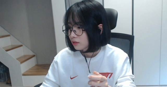 Sau lùm xùm công khai cổ vũ team đối thủ, nữ streamer JisooGirl chính thức bị T1 chấm dứt hợp đồng - Ảnh 2.