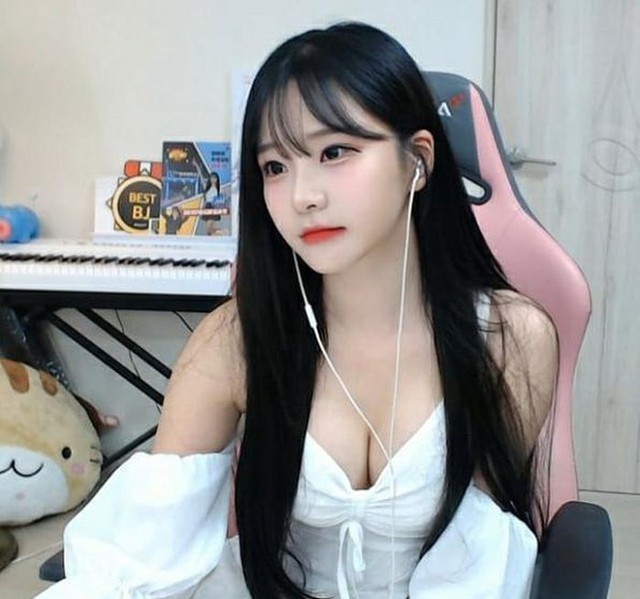 Chuyển hướng sang nghề bán nội y, bikini, nữ streamer xinh đẹp lên sóng tự cởi, lấy thân mình làm người mẫu để quảng cáo - Ảnh 7.