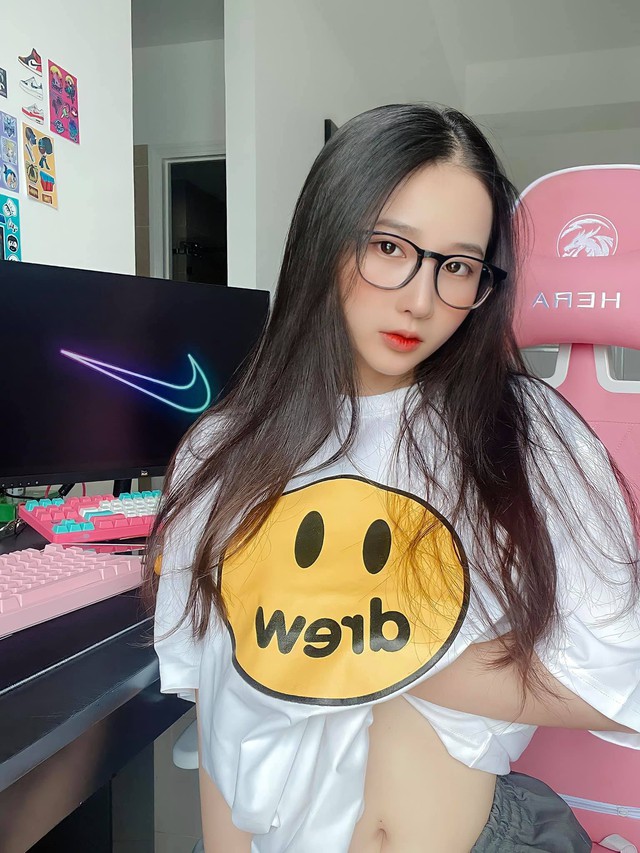 Xuất hiện một nữ streamer Liên Quân khá bạo, tay vén áo đến sát “vòng 1” để xuất hiện khi livestream - Ảnh 2.