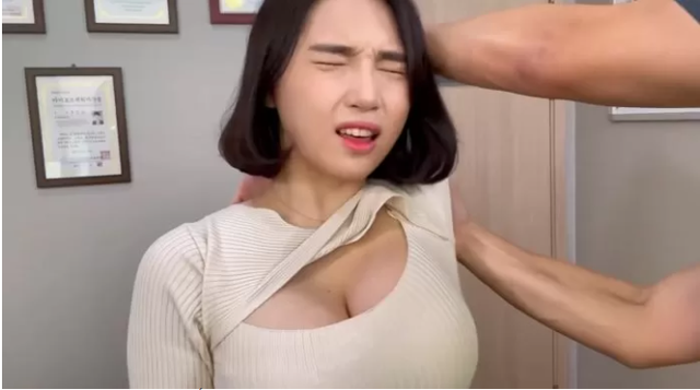 Livestream trực tiếp cảnh đi massage, bấm huyệt ASMR đầy gợi cảm, nàng hot girl hút 4 triệu view sau ít ngày, CĐM đổ xô tìm info - Ảnh 2.