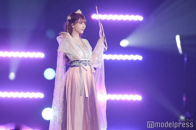 Thiên thần 18+ Yua Mikami đẹp như tiên nữ trên sàn catwalk, fan lại thấp thỏm lo lắng vì sợ idol bỏ nghề - Ảnh 6.