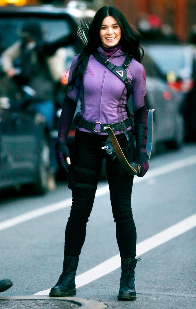 Ngắm đường cong hút mắt của Kate Bishop Hailee Steinfeld, nữ siêu anh hùng mới trong series Hawkeye - Ảnh 2.