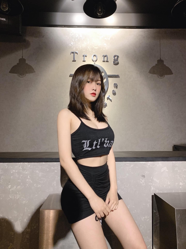 Xinh đẹp và gợi cảm với số đo ba vòng 90-59-91, nàng hot girl khiến CĐM ngỡ ngàng, đặt biệt hiệu "nàng thơ xứ Huế"