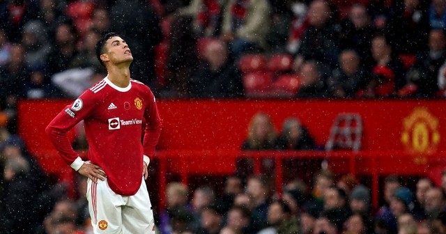 Thi đấu thất vọng, fan của Ronaldo quyết tâm giúp thần tượng giành chiến thắng trong cuộc đua lọt vào đội hình Team of the Year 2022 - Ảnh 1.