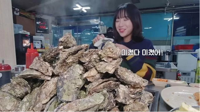 Ăn 200 con hàu trong một bữa Mukbang để phá kỷ lục của nhà hàng, nữ YouTuber khiến fan cảm thán Chỉ phụ nữ mới làm được - Ảnh 2.