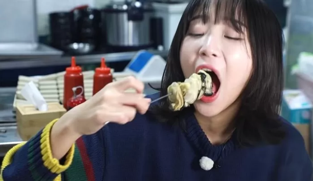 Ăn 200 con hàu trong một bữa Mukbang để phá kỷ lục của nhà hàng, nữ YouTuber khiến fan cảm thán Chỉ phụ nữ mới làm được - Ảnh 5.