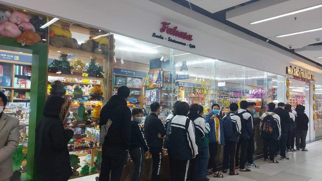 Đẳng cấp bom tấn manga: Fan Việt chịu chơi xếp hàng đợi mua Jujutsu Kaisen từ sáng sớm! - Ảnh 5.