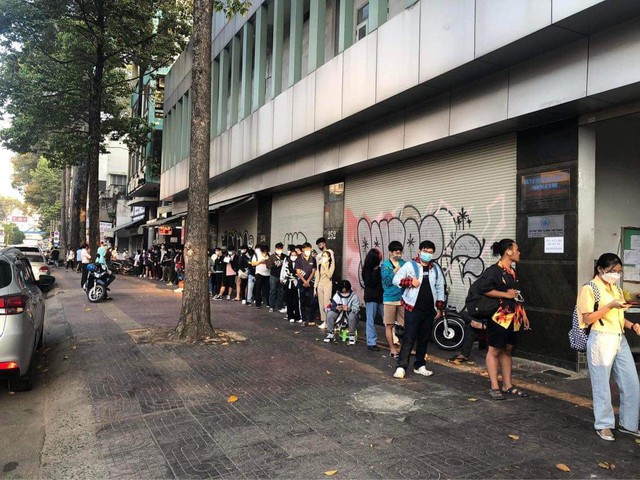 Đẳng cấp bom tấn manga: Fan Việt chịu chơi xếp hàng đợi mua Jujutsu Kaisen từ sáng sớm! - Ảnh 4.