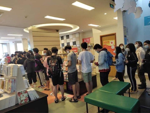 Đẳng cấp bom tấn manga: Fan Việt chịu chơi xếp hàng đợi mua Jujutsu Kaisen từ sáng sớm! - Ảnh 8.