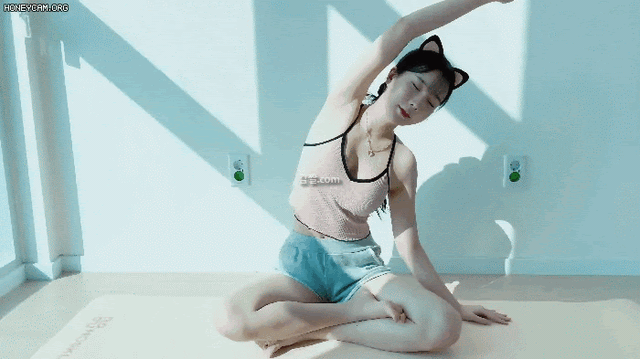 Lên sóng tập yoga với phong cách siêu gợi cảm, nữ streamer khiến fan tròn mắt với tư thế khó đỡ - Ảnh 6.