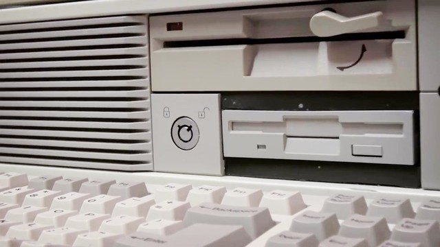 Bạn có biết PC ngày xưa còn được trang bị cả chìa khóa cơ? - Ảnh 2.
