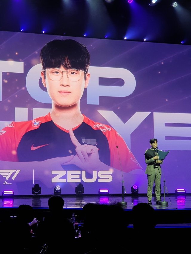 Zeus đạt giải Đường Trên của năm tại LCK Awards 2022 - nguồn: Twitter Ashley Kang