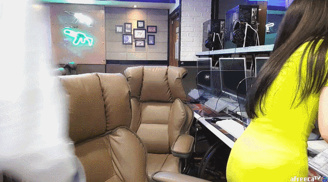Quên tắt camera khi livestream, nữ streamer xinh đẹp bị nghi đóng cảnh nóng, hàng nghìn người nghe thấy lạ - Ảnh 4. Quên tắt camera khi livestream, nữ streamer xinh đẹp bị nghi đóng cảnh nóng, hàng nghìn người nghe thấy lạ - Ảnh 4.