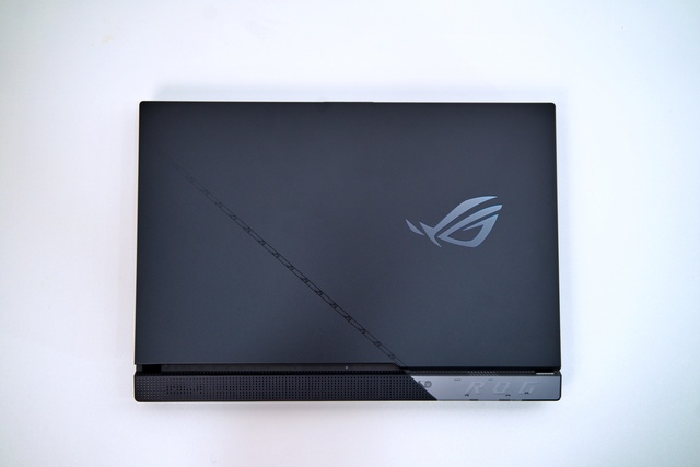 Cận cảnh ROG Strix SCAR 17 - Laptop gaming đầu tiên tại VN trang bị quái vật RTX 3080 Ti - Ảnh 1.