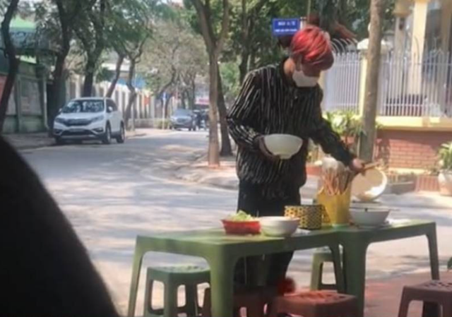 Trở thành idol TikTok nhưng Thông Soái Ca vẫn bưng bún vỉa hè vì đam mê, netizen bóc mẽ Nhà anh có cả dãy trọ cho thuê - Ảnh 2.