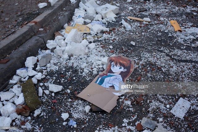 Fans are surprised to see an illustration of a waifu anime girl found in the ruins - Photo 1.