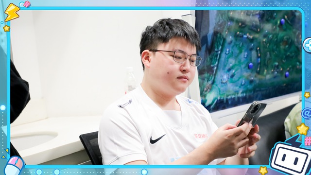 The laws are as harsh as the LPL: Even legends like Uzi receive penalty notices for... wearing competition sandals - Photo 3.