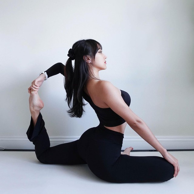 Uốn dẻo yoga với những động tác siêu đỉnh, hot girl xinh đẹp nổi tiếng sau một đêm, nhìn ảnh đời thường càng thêm ấn tượng - Ảnh 4.