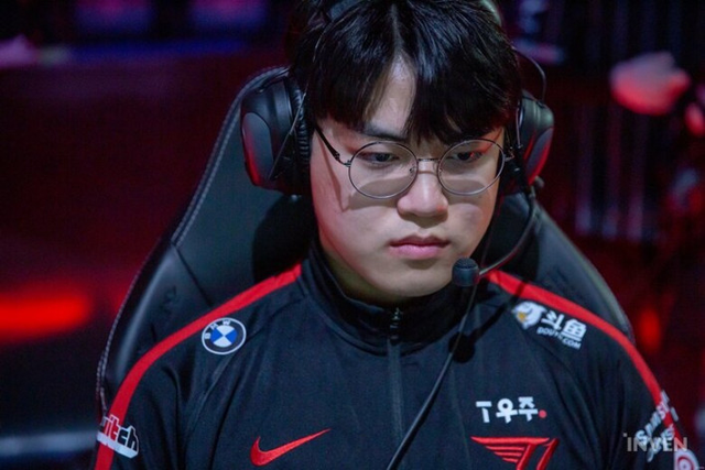 Faker admitted picking KaiSa to mid for fun, his nephew Gumayusi is confident: T1 is the strongest team in the world - Photo 4.