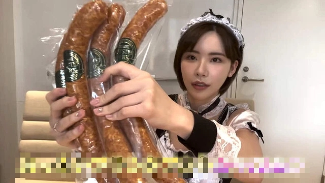 Making a Mukbang clip, eating a giant hot dog right in the air, Eimi Fukada made fans roll their eyes, commenting: Like a movie script - Photo 3.