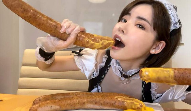 Làm clip Mukbang, ăn xúc xích siêu to khổng lồ ngay trên sóng, Eimi Fukada khiến fan tròn xoe mắt, bình luận: Như kịch bản phim vậy - Ảnh 4.