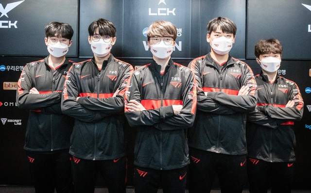 The League of Legends community has a fever before T1's super record: calling Faker GOAT, claiming to give the World Championship trophy to the whole team - Photo 1.