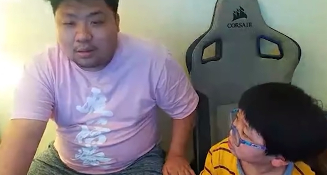 Protecting his son to play video games, the male streamer was suddenly ganked by his wife, father and son, and fans were surprised with the ending - Photo 1.