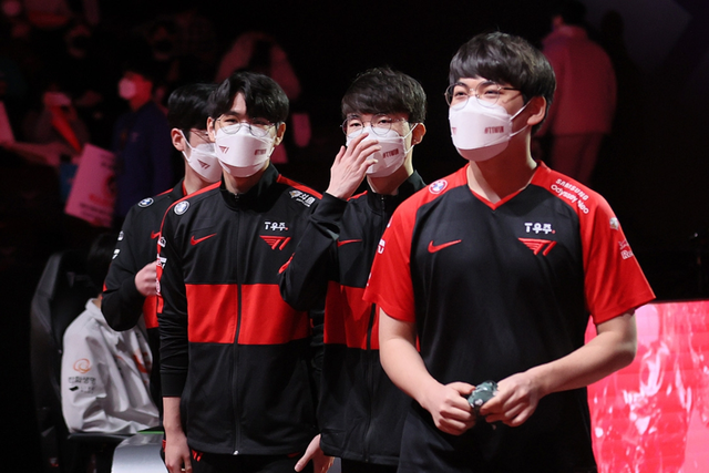 Faker admitted that the 2 matches against BRO and DK in the first leg were the most difficult, coach Polt aimed for a terrible 20-0 record for T1 - Photo 1.