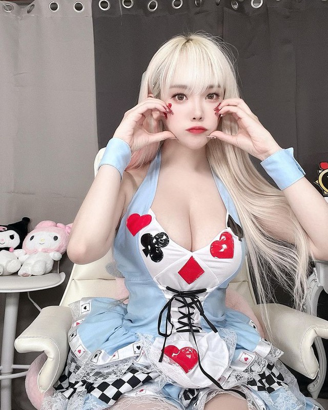 Sexy dress on air to play puzzles for 3 hours in a row, tired female streamer asking for help, fans racing to ask to play together next time - Photo 7.