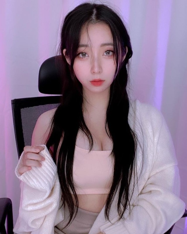 The first bust was too big, the female streamer suddenly broke the button of her shirt when cosplaying, in time to cover the sensitive spot - Photo 1.