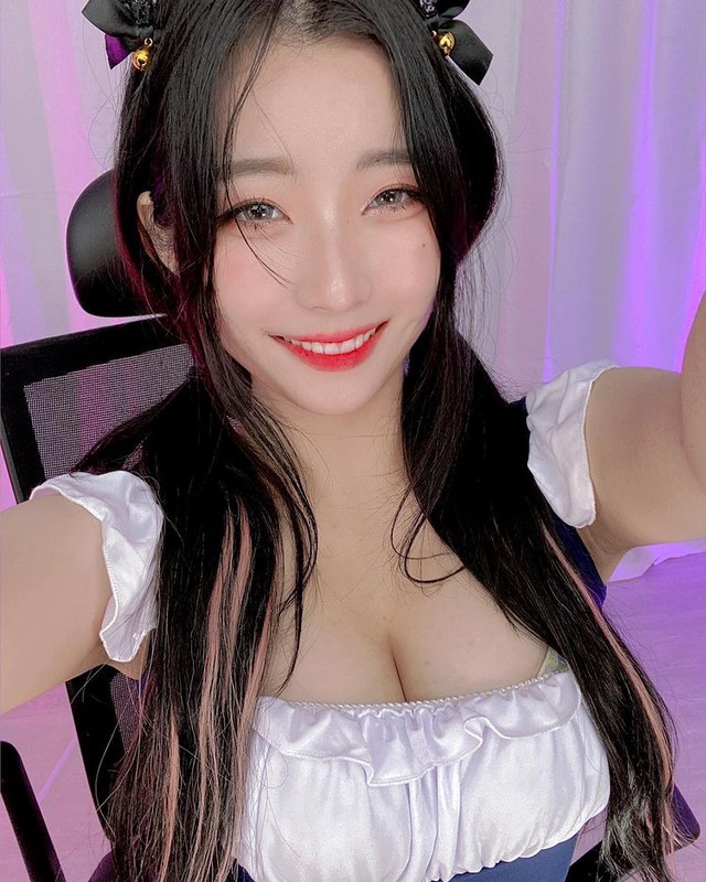 The first round was too big, the female streamer suddenly broke the button of her shirt when cosplaying, in time to cover the sensitive spot - Photo 2.