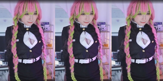 Vòng một quá to, nữ streamer bất ngờ đứt cúc áo khi cosplay, kịp thời che chắn điểm nhạy cảm - Ảnh 5.