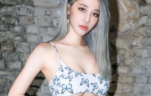 Bị fan nghi ngờ tăng cân chóng mặt, nữ YouTuber liền vạch áo khoe body cực hot để đáp trả - Ảnh 1.