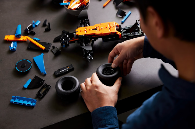 Break through the passion for speed with the new LEGO Technic McLaren Formula 1 racing car - Photo 3.