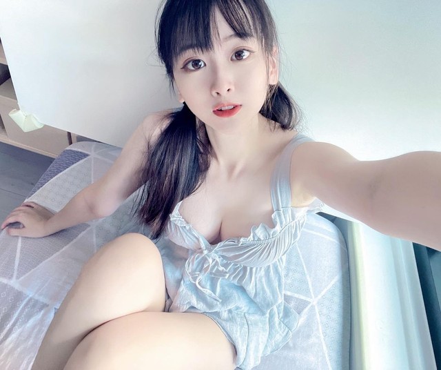 Được fan donate, yêu cầu selfie, làm nũng ngay trên sóng, nữ streamer khiến fan bỏng mắt, khoe thân hình siêu gợi cảm - Ảnh 8.