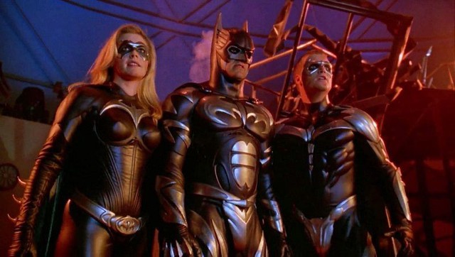 Xếp hạng trang phục của Batman trên màn ảnh nhỏ, có bộ còn khiến nam diễn viên cảm thấy xấu hổ - Ảnh 2.