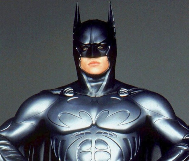 Xếp hạng trang phục của Batman trên màn ảnh nhỏ, có bộ còn khiến nam diễn viên cảm thấy xấu hổ - Ảnh 4.